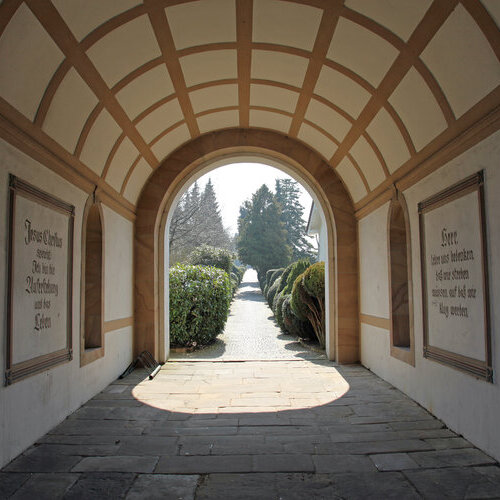 Torbogen am Friedhof